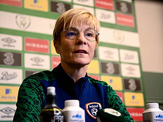 Vera Pauw signs new contract w...